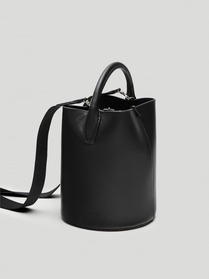Bolso de piel de color negro con asa corta de Massimo Dutti (59,99 euros)