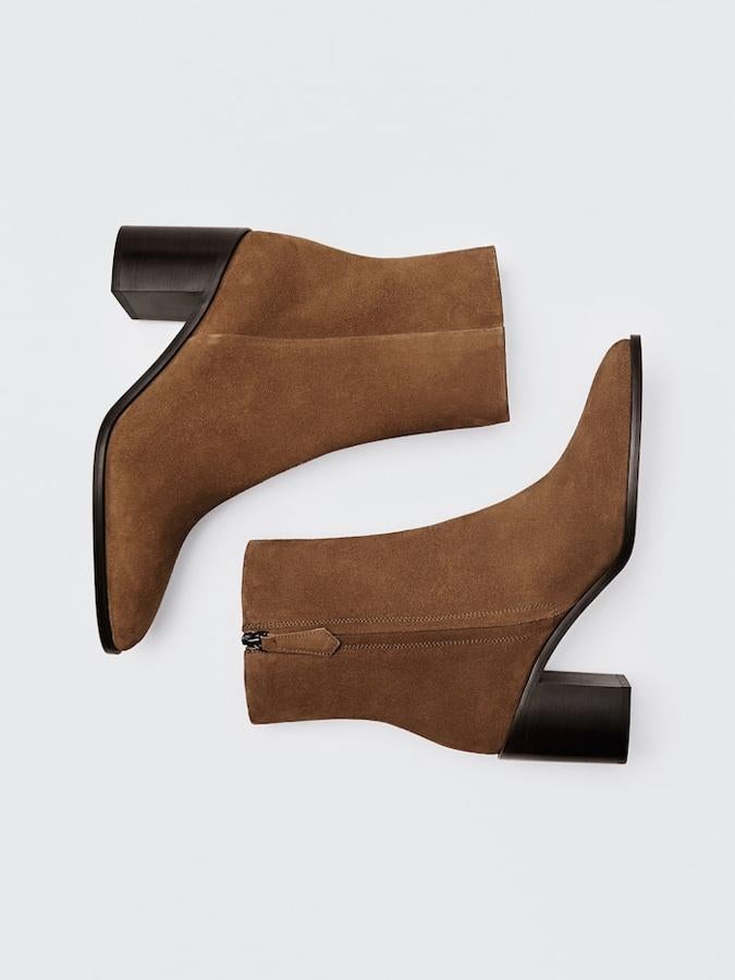 Botines de tacón en ante color marrón de Massimo Dutti (59,99 euros)