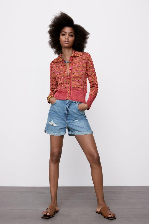 Chaqueta corta con estampado multicolor de Zara (19,99 euros)