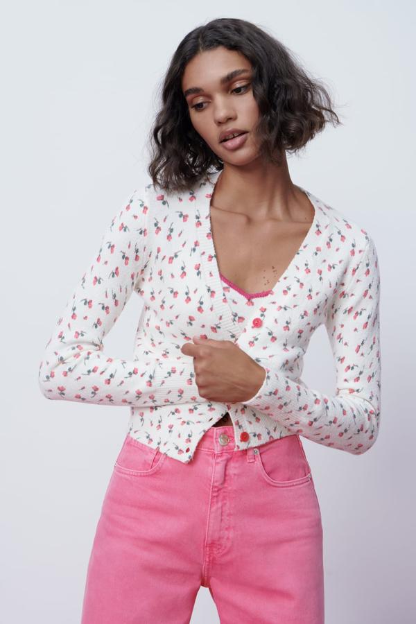 Chaqueta corta con estampado de flores en rosa de Zara (19,99 euros)