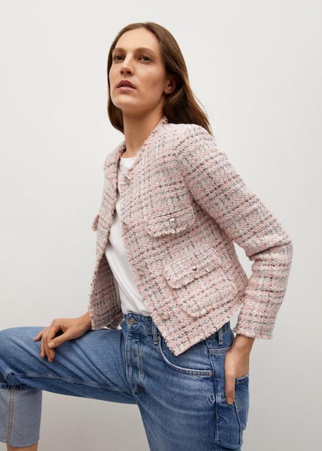Chaqueta corta de tweed en tonos rosas de Mango (39,99 euros)
