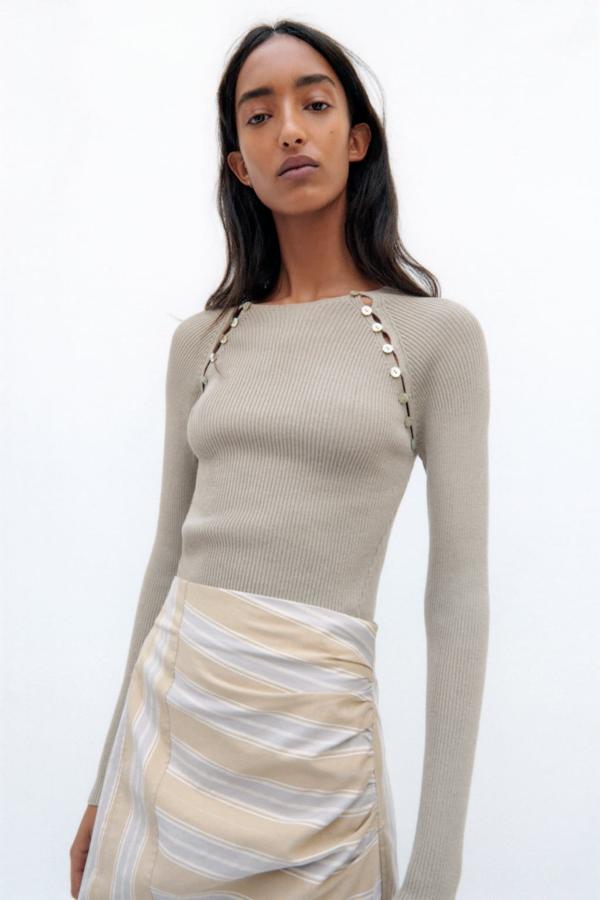 Jersey de canalé color beige con botones laterales de Zara (15,99 euros)