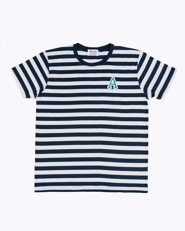 No hay verano sin estampado de rayas marineras, y esta camiseta navy con inicial personalizada de Anitials es ideal. Cuesta 35 euros.