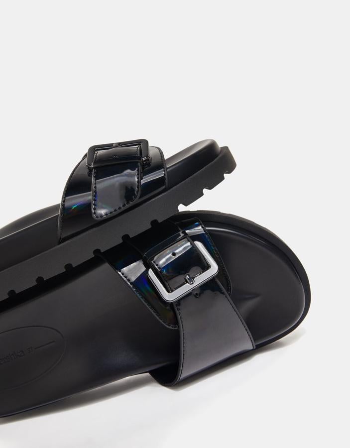 En color negro iridiscente con pala con detalle de hebilla y planta anatómica, estas sandalias que costaban 19,99 euros ahora podemos encontrarlas por 12,99 euros entre los números 35 y 41.