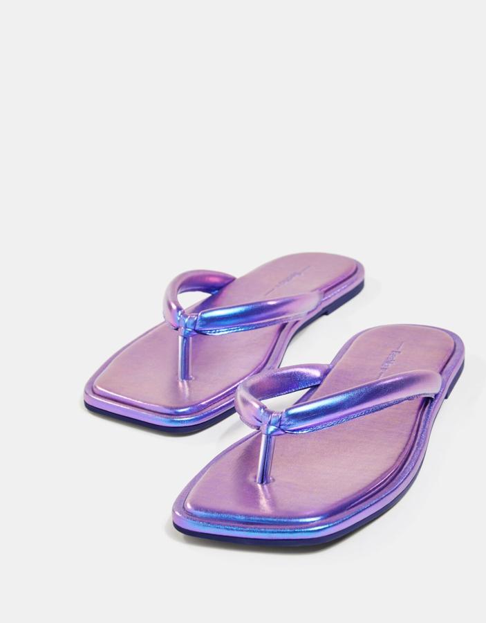 Diseño tradicional con tiras acolchadas en diseño metalizado y color irisado para estas sandalias de punta cuadrada que estaban a 19,99 euros y ahora cuestan 12,99 euros. Están disponibles entre los números 35 y 41.