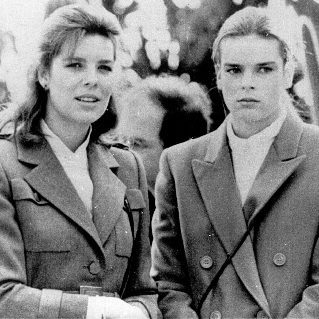Las princesas Carolina y Estefanía de Mónaco en un retrato de juventud. Si quieres saber cómo las trataba su madre, Grace Kelly, pincha en la foto.