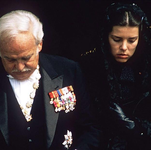Carolina de Mónaco apoyando a su padre en el funeral de madre, Grace Kelly.