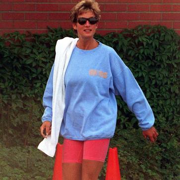 Imagen secundaria 1 - Sin duda la combinación de sudadera con mallas de ciclista no es la más elegante de todos los looks de su repertorio pero desde luego si uno de los que mejor ha envejecido y que hoy copian todas las entendidas en moda.