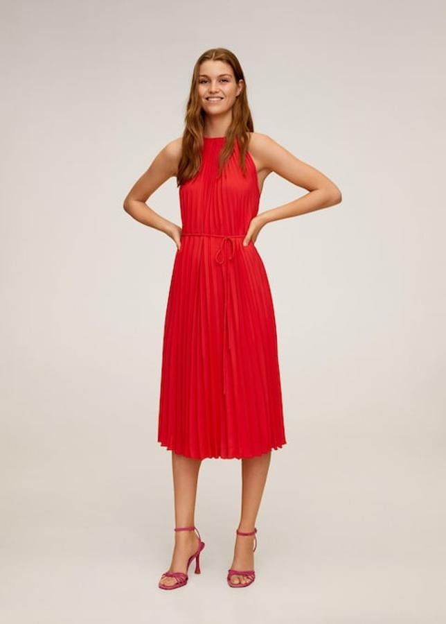 Vestido plisado en color rojo de Mango Outlet (22,99 euros)