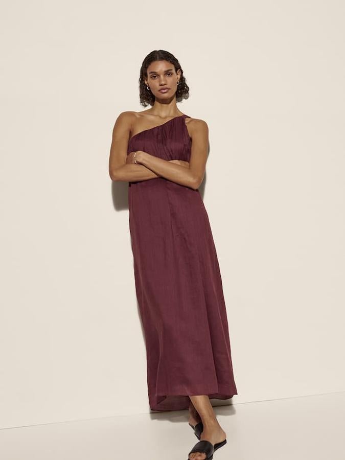 Vestido asimétrico con color berenjena de Massimo Dutti (59,99 euros)