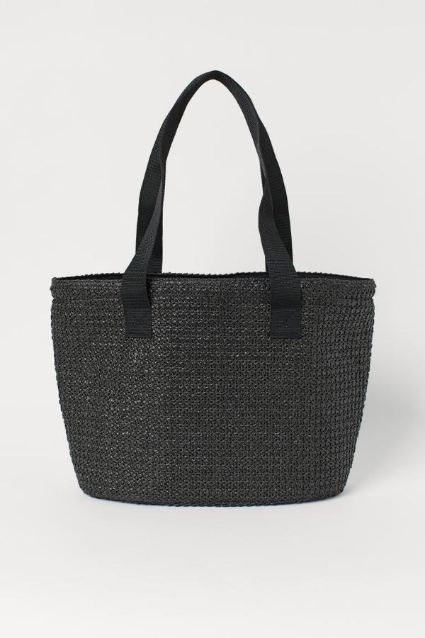 Si no te gustan las neveras convencionales, esta cesta isotérmica (19,99 euros) de H&M Home es la mejor opción. 