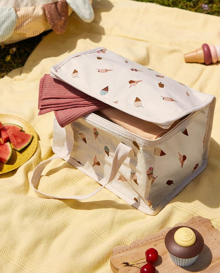 Esta nevera portátil con estampado de helados, es idónea para los niños. Divertida, pequeña y apta para un picnic en el parque o un día de playa. Tiene un precio de 12,99 euros.