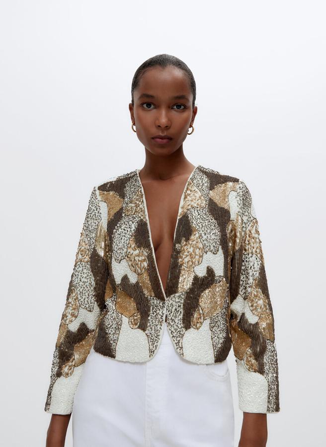 Un fondo de armario que agradecerás tener es esta chaqueta bordada con abalorios. Si tienes un evento a la vista, póntela con un pantalón negro o blanco y... ¡Triunfarás! Rebajas de 199 a 99,95 euros.