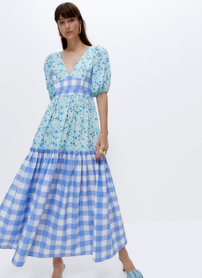 No te olvides de incluir en tu armario un vestido que ponerte todo el verano y que tenga un diseño súper especial como este con cuadros vichy combinado con flores. Rebajado de 129 a 79,95 euros.