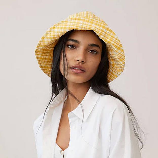 El sombrero con textura es amarillo y blanco