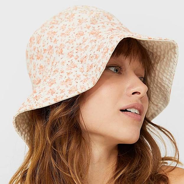 El gorro de flores cuesta 12,99 €