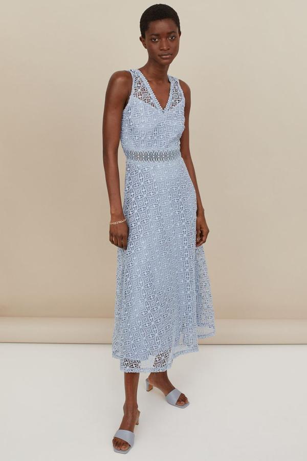 Vestido midi calado en color azul lavanda de H&M (69,99 euros)