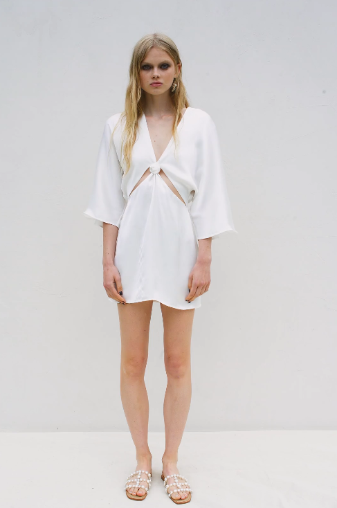 De inspiración setentera y un estilazo que te convertirá en la envidia de todo Instagram, este mini vestido de satén blanco con detalle de nudo y cut out en la cintura está llamado a ser una de las prendas más deseadas del verano. Es de la nueva colección de Zara y cuesta 29.95 euros.
