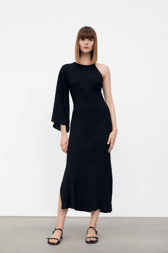 Elegante, sofisticado, sexy, súper favorecedor... Este vestido midi negro con mangas asimétricas es una joya que no vamos a dejar escapar. Cuesta 39.95 euros en Zara.