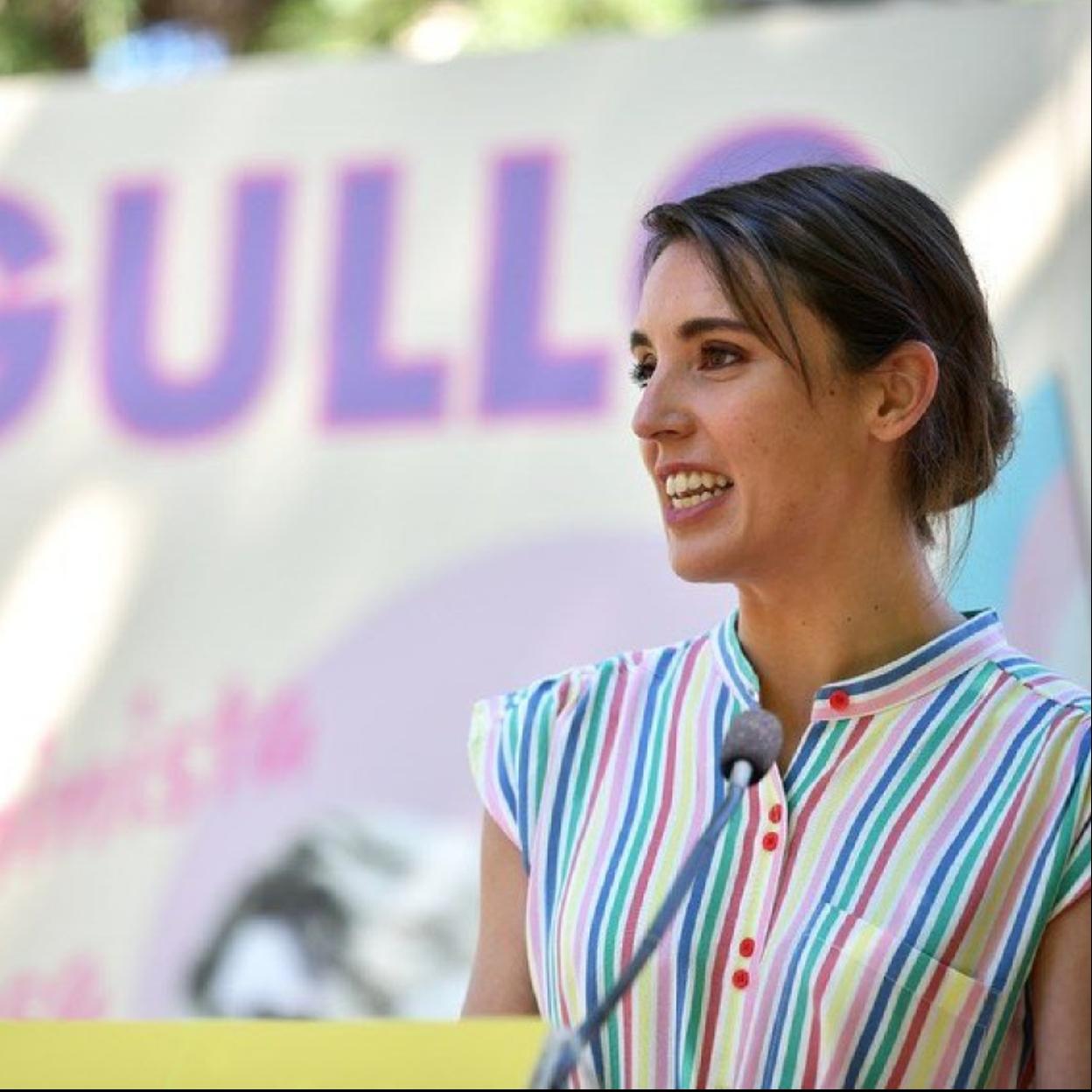 Pincha en la imagen para descubrir los vestidos largos y midi más vendidos de Uterqüe que rejuvenecen a los 40.