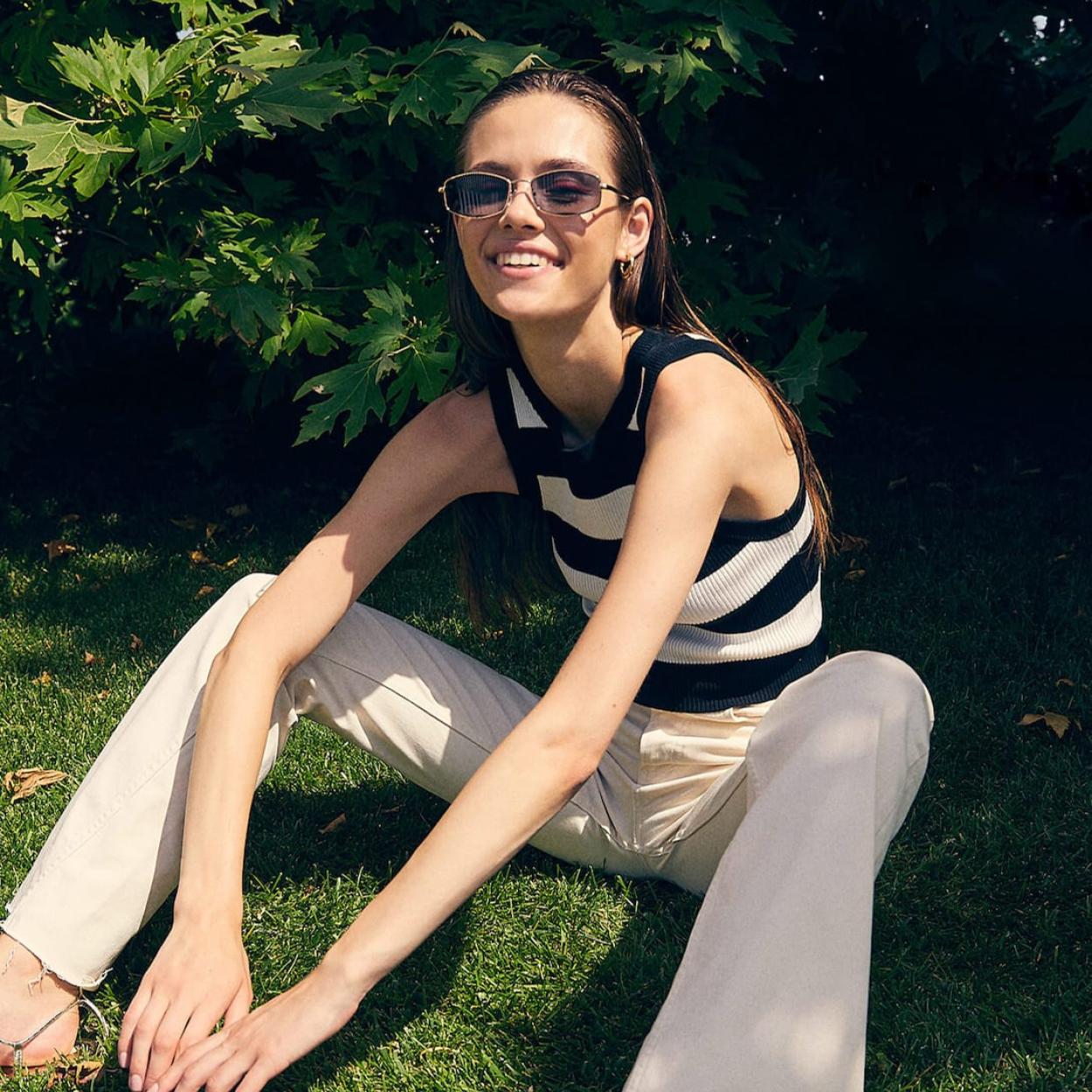 Pincha en la imagen para descubrir los mejores chollos de las rebajas de Stradivarius que completarán tu armario de verano por muy poco.