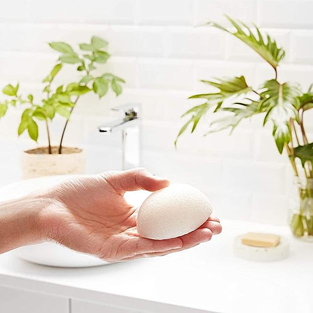 Esponja Exfoliante Limpiadora de Konjac Natural 100% Vegetal de Garnier BIO (4.90 euros).