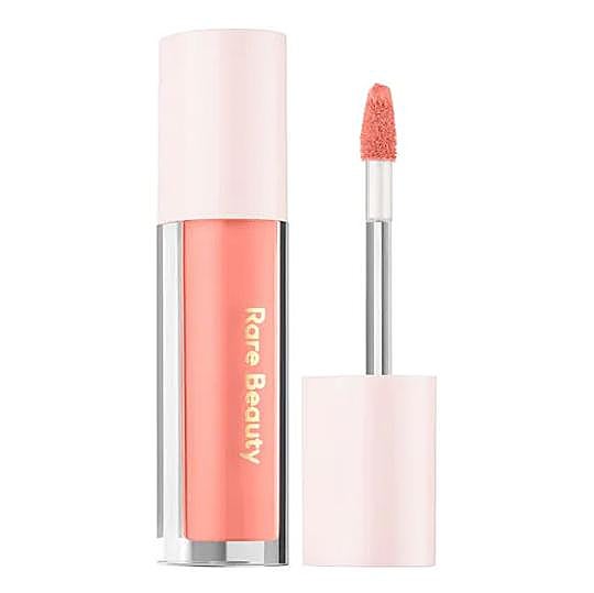 La sombra de ojos líquida está disponible en varios colores.