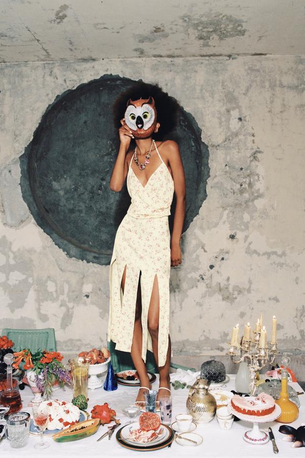 Vestido midi con aberturas y estampado de flores de Zara (19,99 euros)