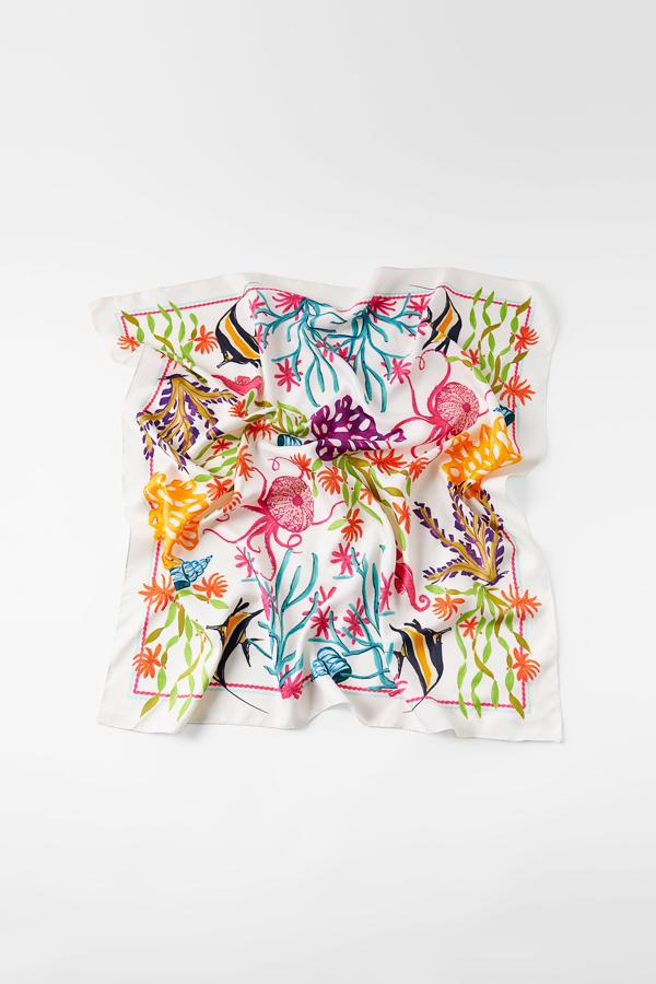 Pañuelo con estampado multicolor de Zara (9,99 euros)