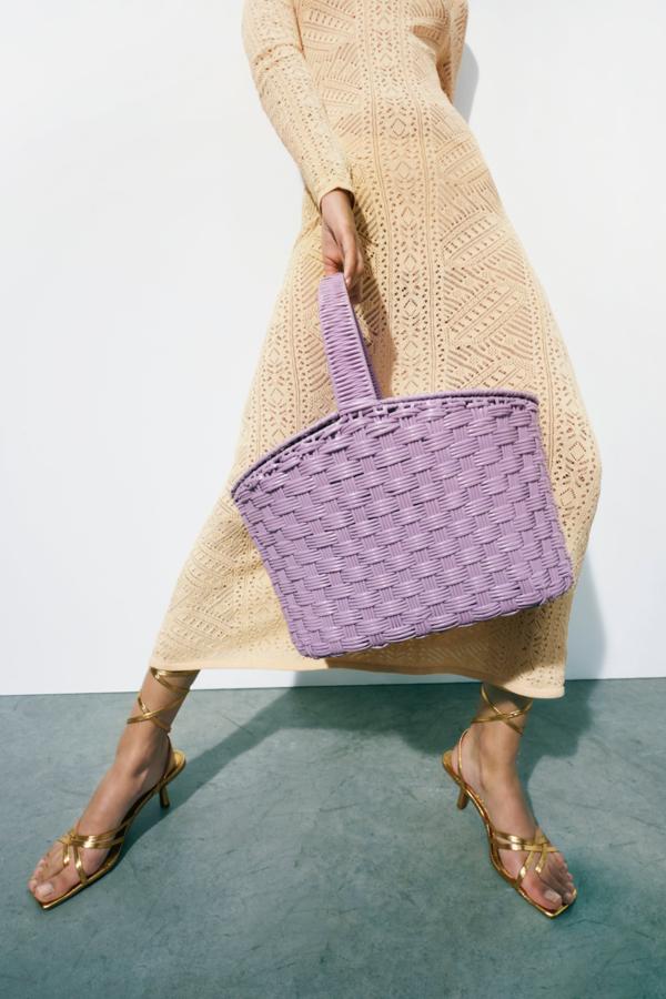 Cesta de picnic trenzada en color lila de Zara (29,99 euros)