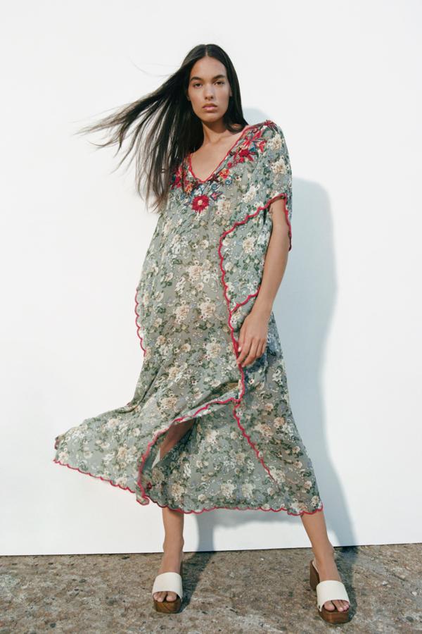 Túnica estampada con ribete rojo de Zara (39,99 euros)