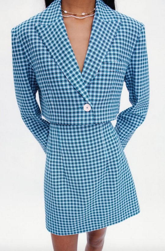 Estampado de cuadros en tonos azules y blancos para esta minifalda de Zara de tiro alto con falsos bolsillos de vivo en la espalda y cierre lateral de cremallera oculta en costura. Disponible entre las tallas XS y XL, de 25,95 euros ha pasado a costar 9,99 euros. 