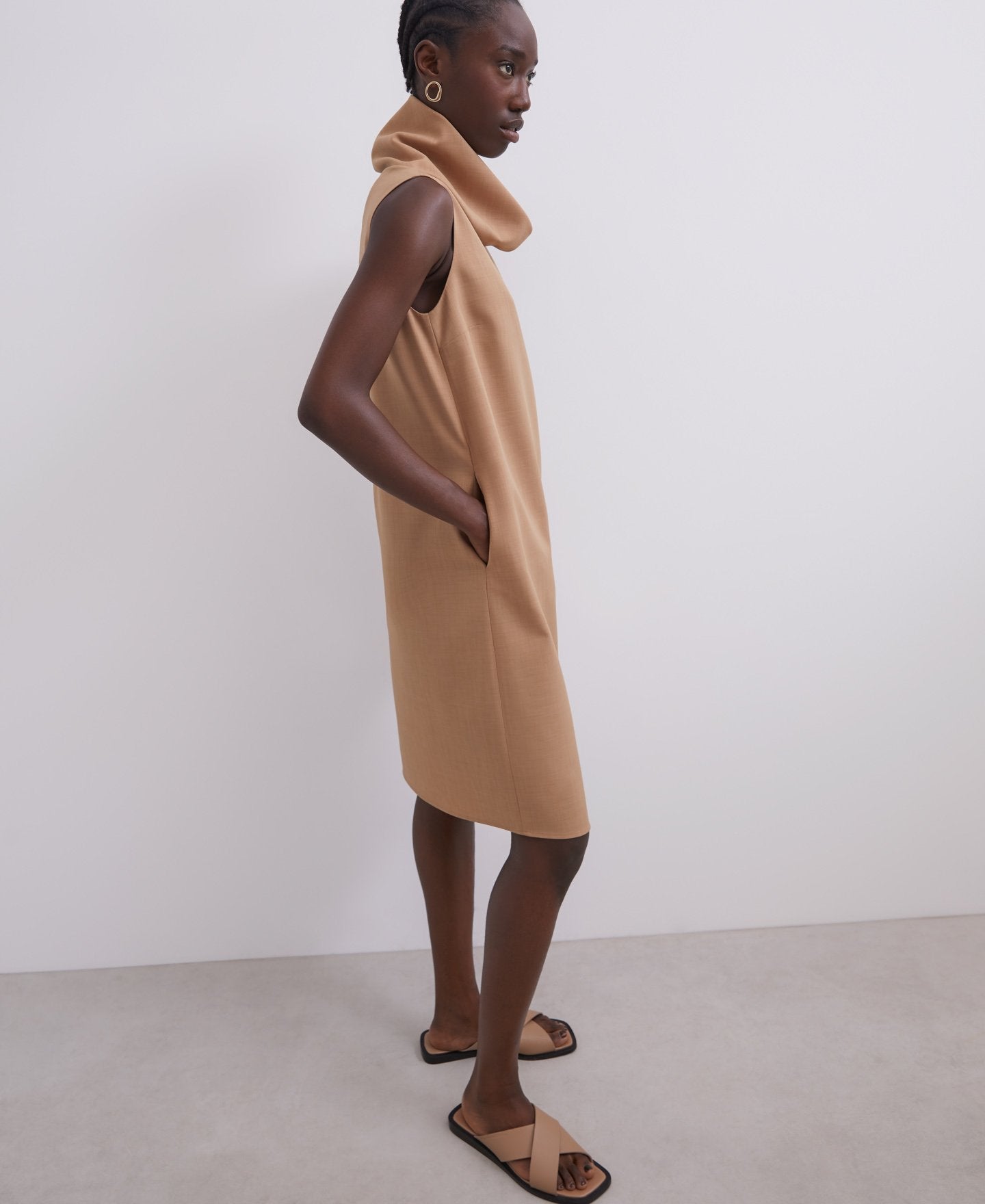 Este vestido recto con cuello maxi en color cámel va a ser tu mejor aliado de estilo durante el entretiempo. ¿Su precio? 79 euros en las rebajas de Adolfo Domínguez.