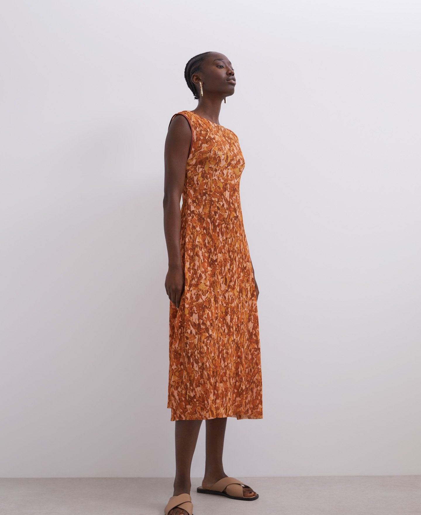 Hemos encontrado tantos chollos en las rebajas de Adolfo Domínguez que vas a querer compartir este artículo con tu mejor amiga. Por ejemplo, este vestido midi estampado, que se queda en 79 euros.