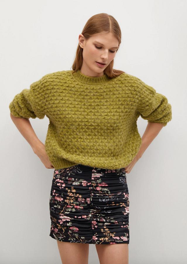 Con estampado floral en tonos rosas y verdes sobre fondo negro, esta minifalda de Mango de diseño fruncido recto viene con cierre de cremallera en la espalda y forro. De 25,99 euros ha pasado a costar 12,99 euros y está disponible entre las tallas XS y XL. 