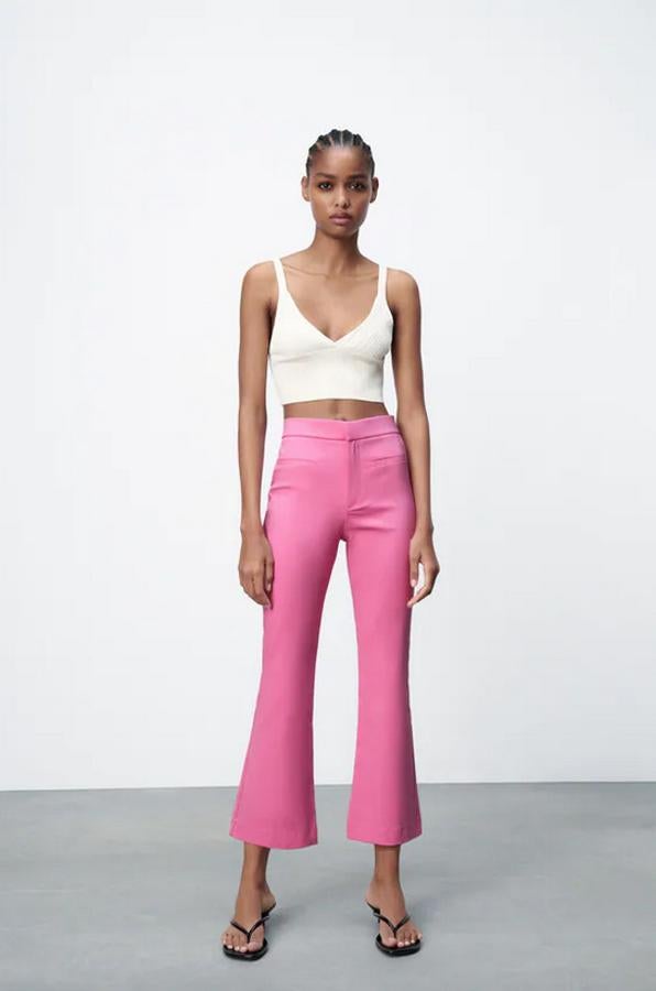 De tiro alto, con bolsillos de vivo en delantero y bajo acabado en línea evasé, este pantalón flare de Zara disponible en blanco, verde, rosa y naranja cuesta 19,95 euros y podemos encontrarlo entre las tallas XS y XXL.