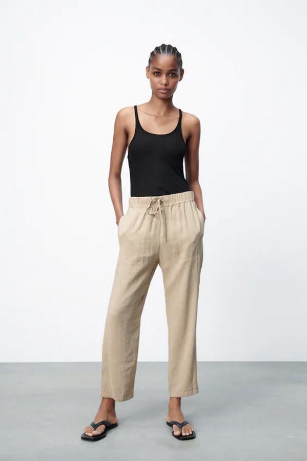 Dentro de la colección sostenible de Zara hemos encontrado este pantalón de tiro alto y cintura elástica ajustable con cordones. Con bolsillos de plastrón en delantero y falsos bolsillos de vivo en la espalda, se han lanzado en color hielo y en negro y cuestan 19,95 euros. Están disponibles entre las tallas XS y XXL. 