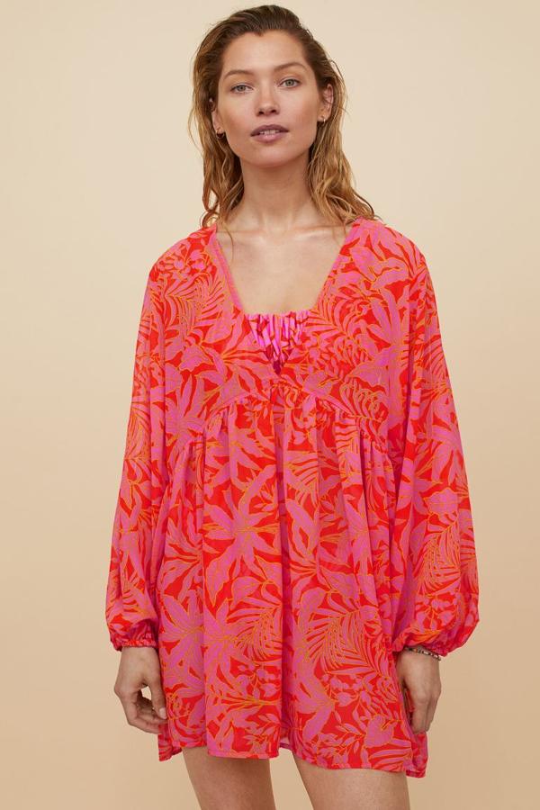 En color cereza con estampado tropical, este vestido playero corto en gasa vaporosa de H&M viene con escote de pico pronunciado, costura asimétrica fruncida para dar vuelo y mangas globo. Con un precio de 19,99 euros, podemos encontrarlo en las tallas M, L y XL. 