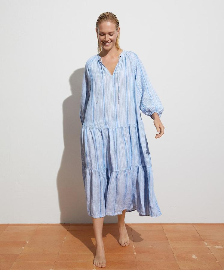 Diseño largo fluido con mangas largas acabadas en puño para este vestido con estampado de rayas confeccionado al 100 % en lino. De cuello mao con cordones y escote de pico, cuesta 59,99 euros y está disponible en las tallas S, M y L. 