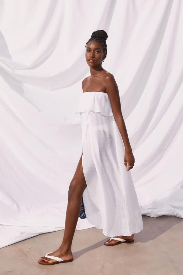 Disponible en negro, blanco y color teja, este vestido playero de H&M sin mangas confeccionado en tejido vaporoso es de corte midi y viene con frente cruzado y elástico fino en el escote con volante superpuesto. Cuesta 29,99 euros y podemos encontrarlo en las tallas XS-S y M-L.