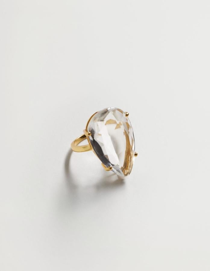 Con abalorio de cristal, este anillo está bañado en oro de 24K y tiene un precio rebajado de 12,99 euros (antes 25,99 euros).