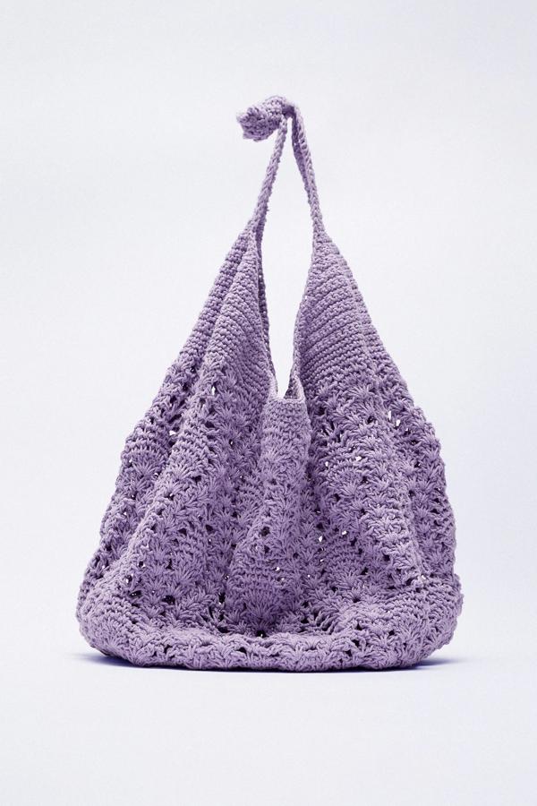 En color lila, este bolso formato maxi saca con cuerpo trenzado y asa de hombro tiene un precio de 35,95 euros.