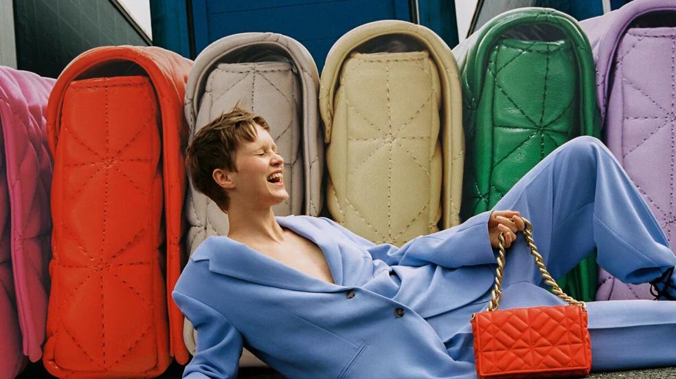 Este verano, caerás rendida ante los coloridos bolsos de Zara.