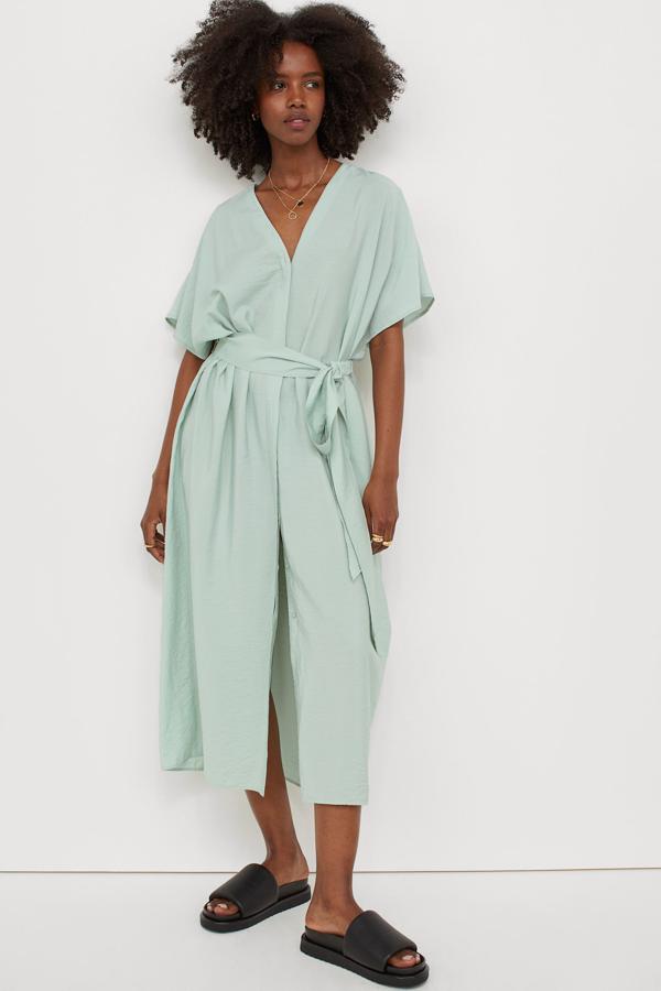 Disponible en verde menta o en beige, este caftán en tejido ligeramente brillante con escote de pico y manga corta cuenta con cinturón a juego y tiene un precio de 29,99 euros.