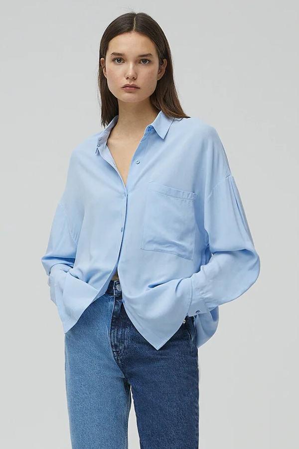 Disponible en varios colores, esta camisa básica de manga larga con bolsillo en la parte delantera tiene ahora un precio de 9,99 euros (antes 14,99 euros).