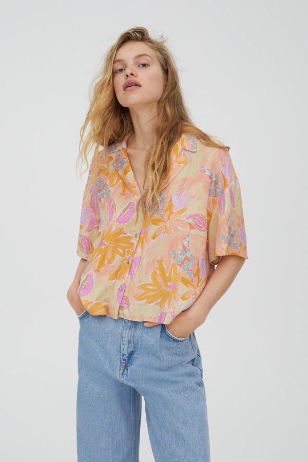 En tonos naranjas y rosas, esta camisa estampada de manga corta con cuello solapa ahora tiene un precio de 15,99 euros 8antes 19,99 euros).