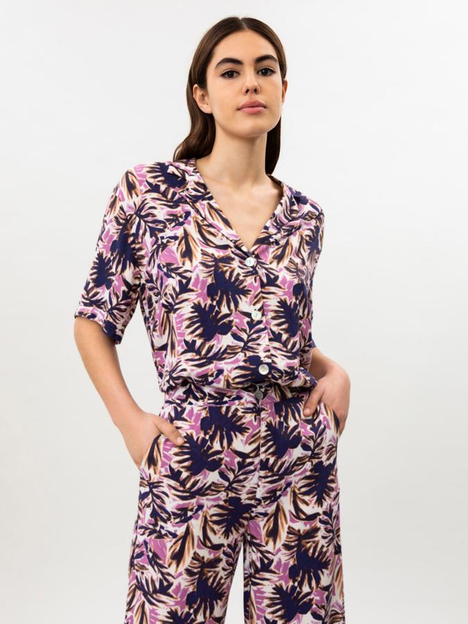 Disponible en lavanda o en negro, esta camisa oversize de manga corta con cuello camisero tiene un precio rebajado de 5,99 euros (antes 9,99 euros). 