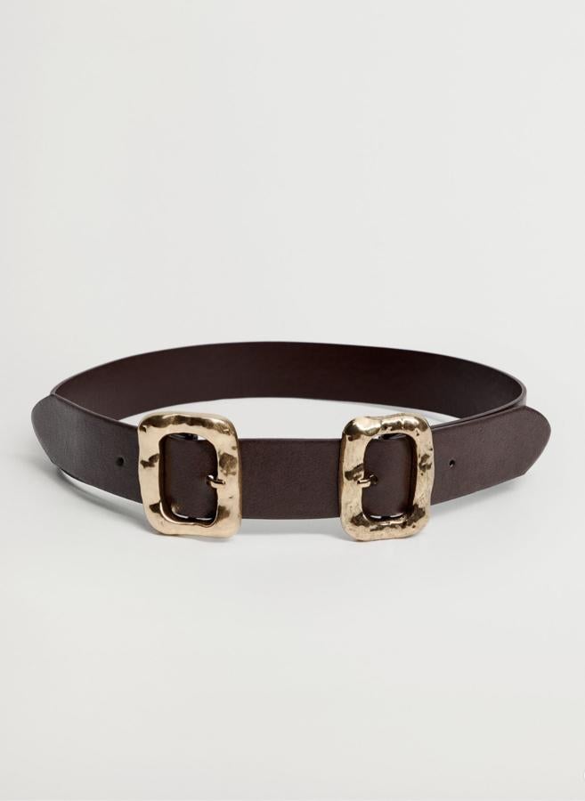 De color marrón chocolate, este cinturón con doble hebilla dorada tiene un precio rebajado de 15,99 euros (antes 19,99 euros).