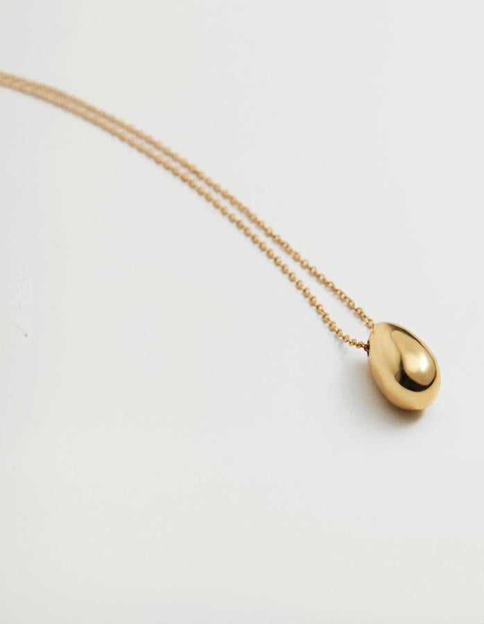 Este collar con colgante de diseño asimétrico y cierre de cadena y mosquetón está rebajado y tiene ahora un precio de 6,49 euros (antes 12,99 euros).