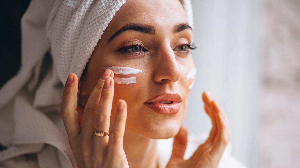 Las mejores cremas y sérums antiedad con etiqueta ecológica que van a transformar tu piel desde el primer día